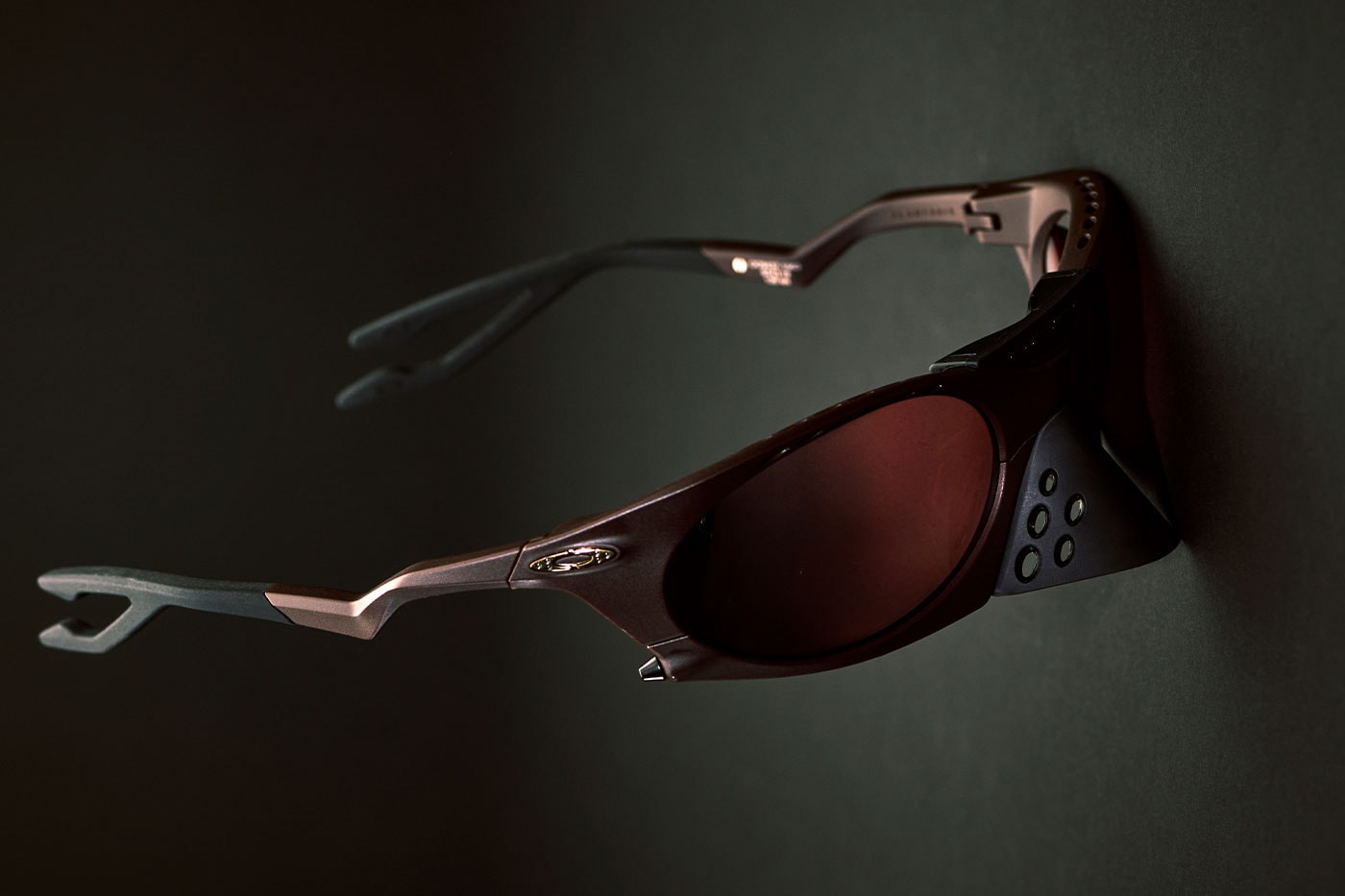 CJ Matte Mesquite rengindeki Cactus Jack Oakley gözlük