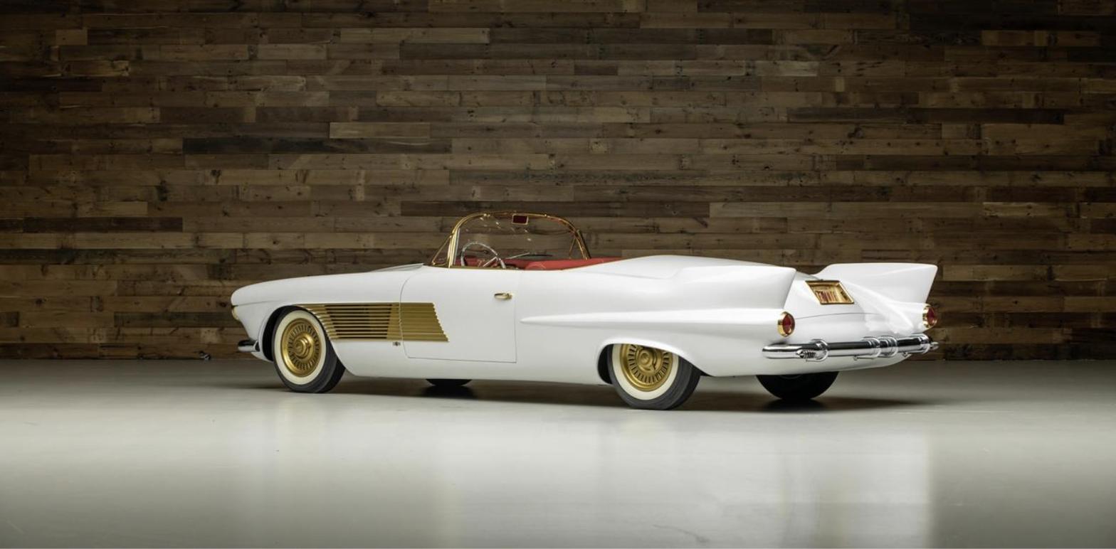 1953 Cadillac Elegante'nin bıçak biçimli arka kanatları
