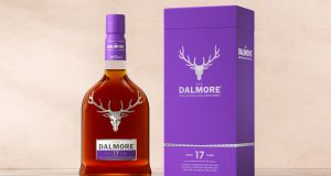 Mor sunum kutusuyla The Dalmore 17 viski şişesi