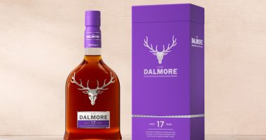 Mor sunum kutusuyla The Dalmore 17 viski şişesi