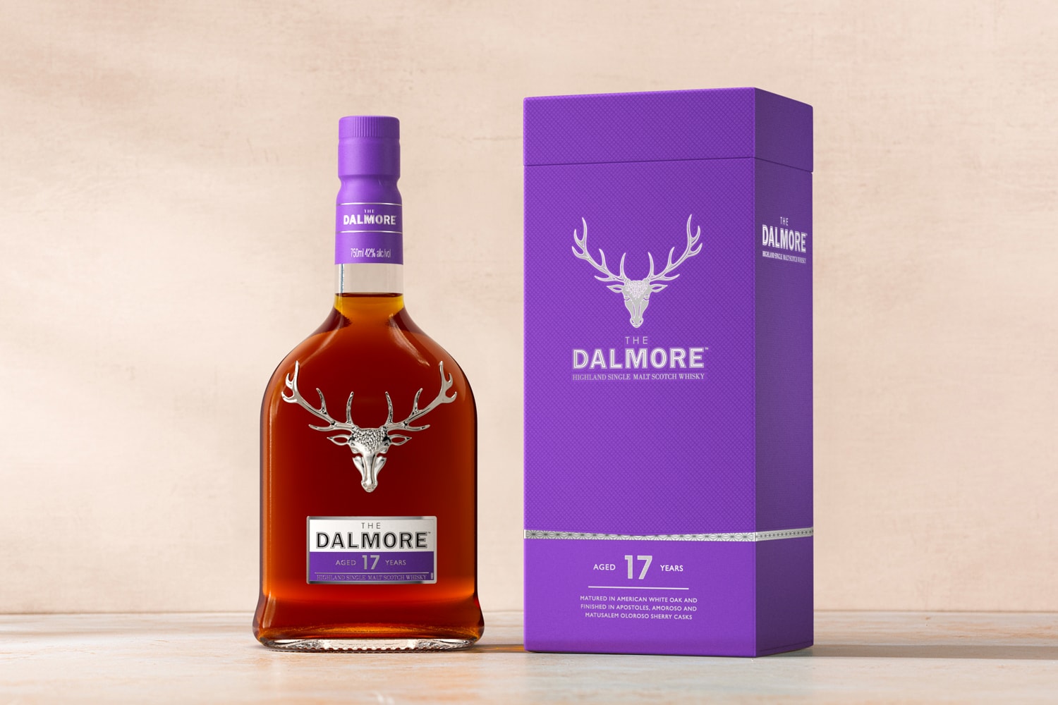 Mor sunum kutusuyla The Dalmore 17 viski şişesi