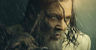 Day Drinker afişinde yağmur altında Johnny Depp ve bir köpek