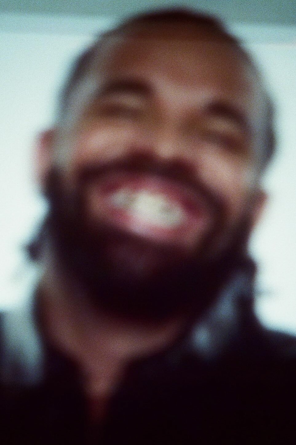 Drake FOMO filminden gülümseyen Drake