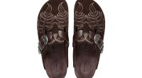 Etro Birkenstock iş birliğinin nakışlı ve Western tokalı kahverengi Boston modeli