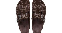 Etro Birkenstock iş birliğinin nakışlı ve Western tokalı kahverengi Boston modeli