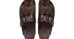 Etro Birkenstock iş birliğinin nakışlı ve Western tokalı kahverengi Boston modeli