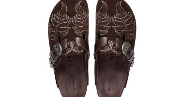 Etro Birkenstock iş birliğinin nakışlı ve Western tokalı kahverengi Boston modeli