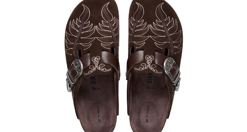 Etro Birkenstock iş birliğinin nakışlı ve Western tokalı kahverengi Boston modeli