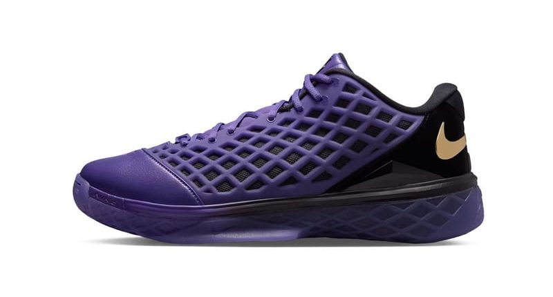 FC Barcelona x Nike Kobe 3 Low Protro modelinin mor kafesli yan görünümü