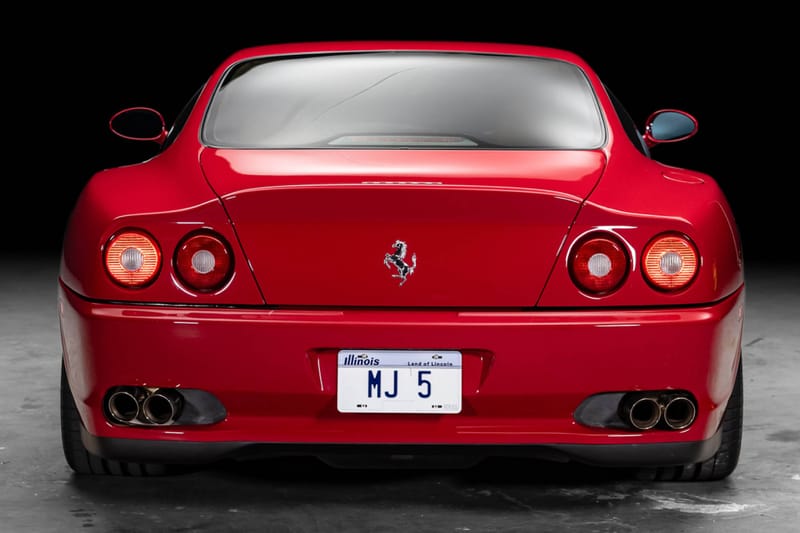 Arka tamponunda MJ 5 plakası bulunan kırmızı Ferrari 550 Maranello