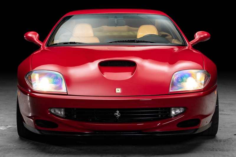 Krem deri iç mekânı görünen Ferrari 550 Maranello'nun önden görünümü