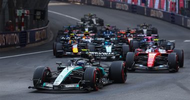 Formula 1 V8 kararı öncesi pistte Mercedes ve Ferrari araçları