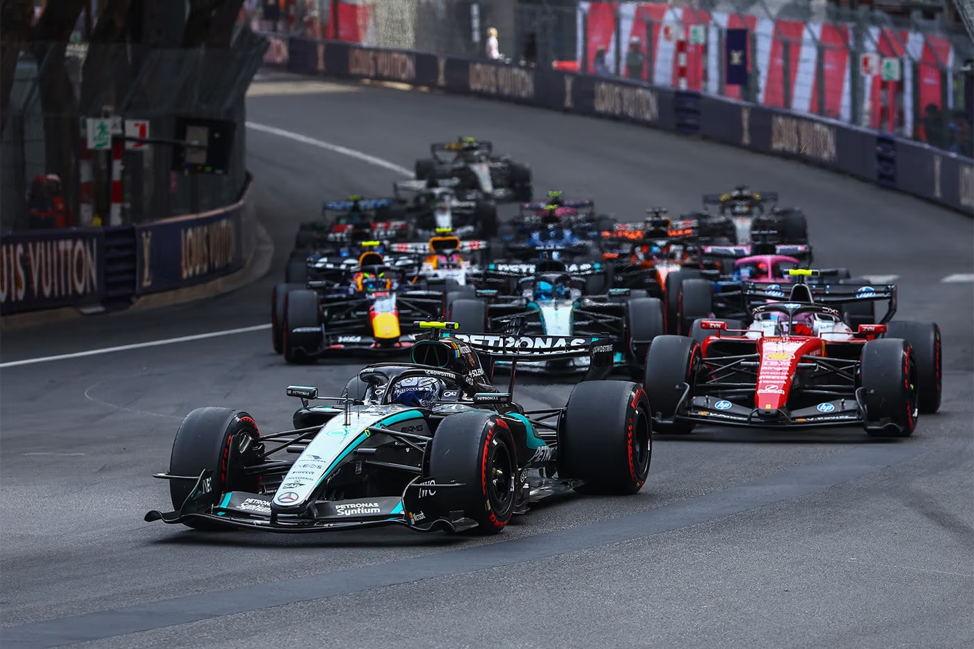 Formula 1 V8 kararı öncesi pistte Mercedes ve Ferrari araçları