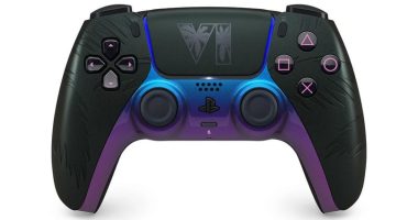 GTA 6 temalı siyah DualSense kumandanın önden görünümü
