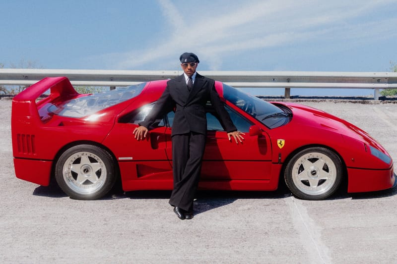 Lewis Hamilton, restore edilmiş Ferrari F40'ının yanında özel dikim takım elbisesiyle poz veriyor