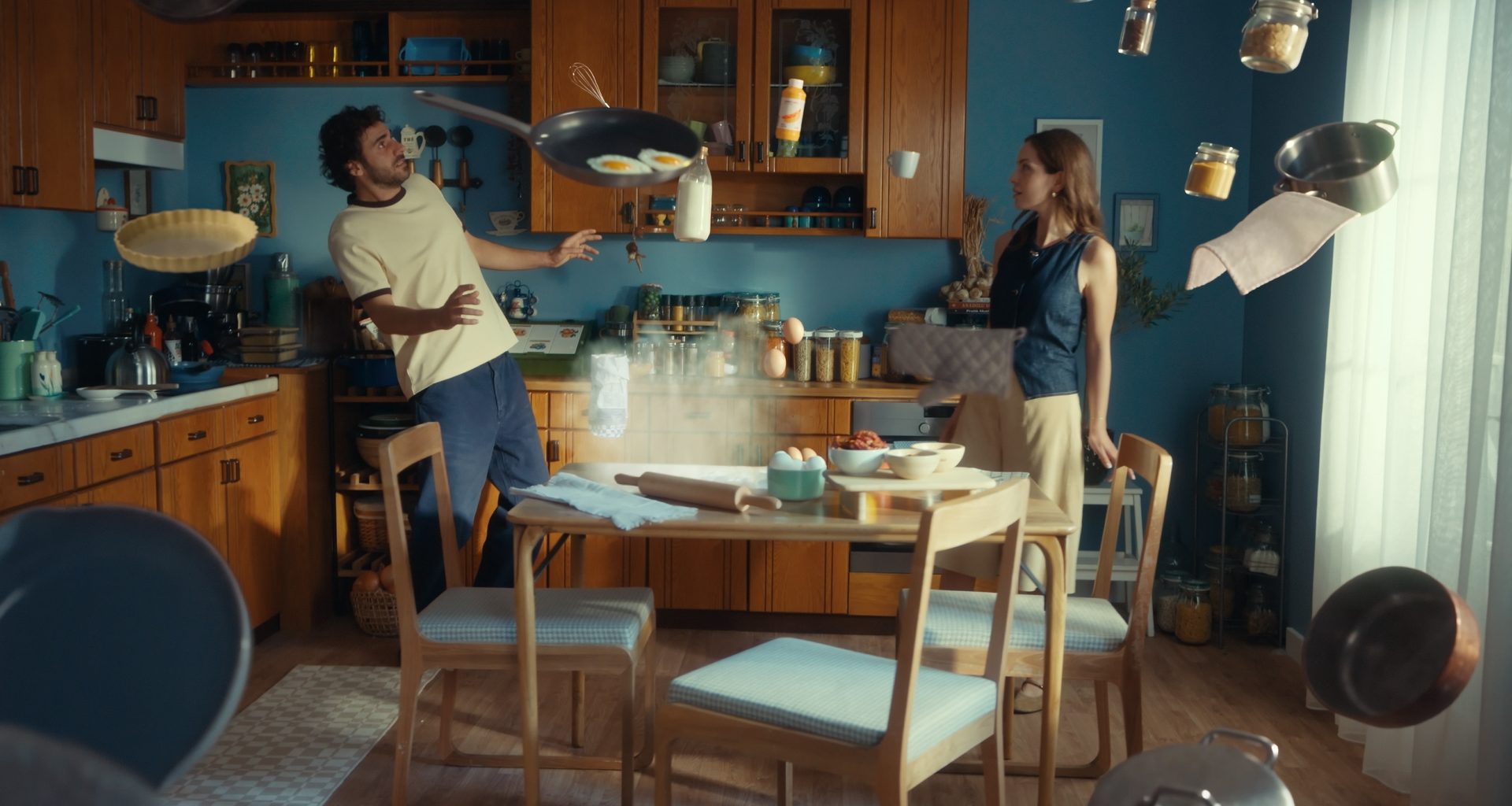 IKEA reklam filmi mutfak sahnesinde havada uçuşan tava ve kavanozlar