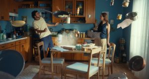 IKEA reklam filmi mutfak sahnesinde havada uçuşan tava ve kavanozlar