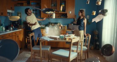 IKEA reklam filmi mutfak sahnesinde havada uçuşan tava ve kavanozlar