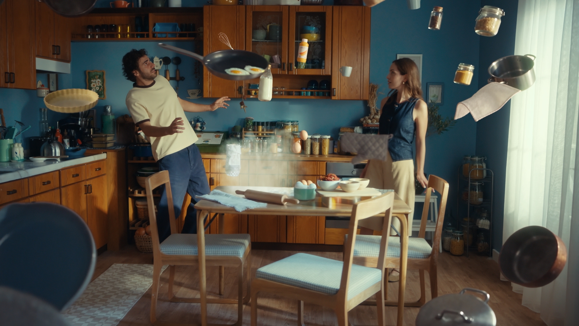 IKEA reklam filmi mutfak sahnesinde havada uçuşan tava ve kavanozlar