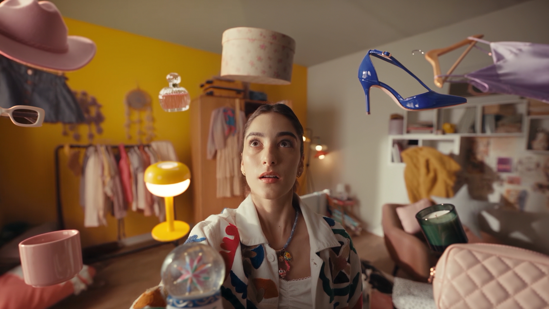 IKEA reklam filmi yatak odası sahnesinde havada asılı ayakkabı, şapka ve parfüm