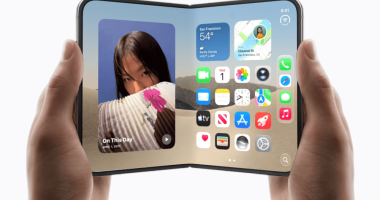 iPhone Duo açık hâlde 7,6 inçlik iç ekranıyla