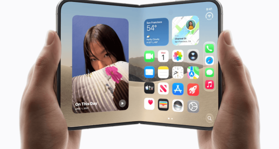 iPhone Duo açık hâlde 7,6 inçlik iç ekranıyla