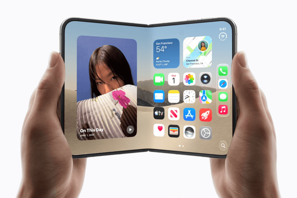 iPhone Duo açık hâlde 7,6 inçlik iç ekranıyla