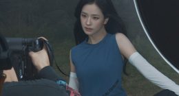JISOO Salomon çekiminde kamera önünde