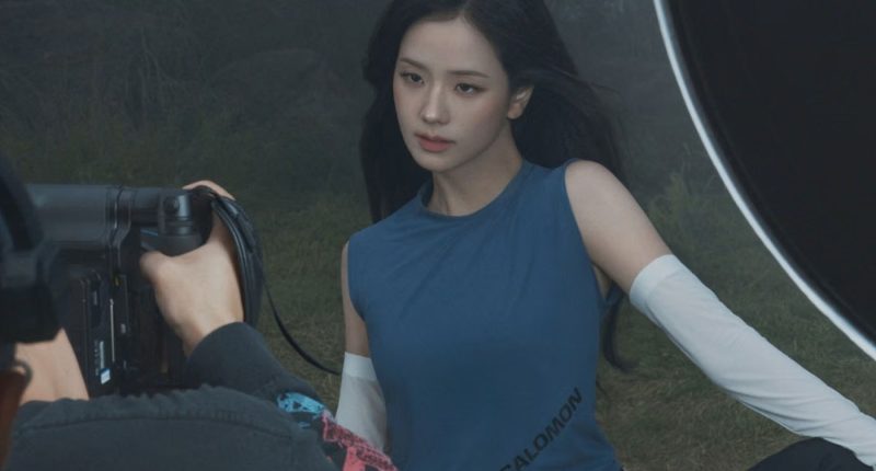 JISOO Salomon çekiminde kamera önünde
