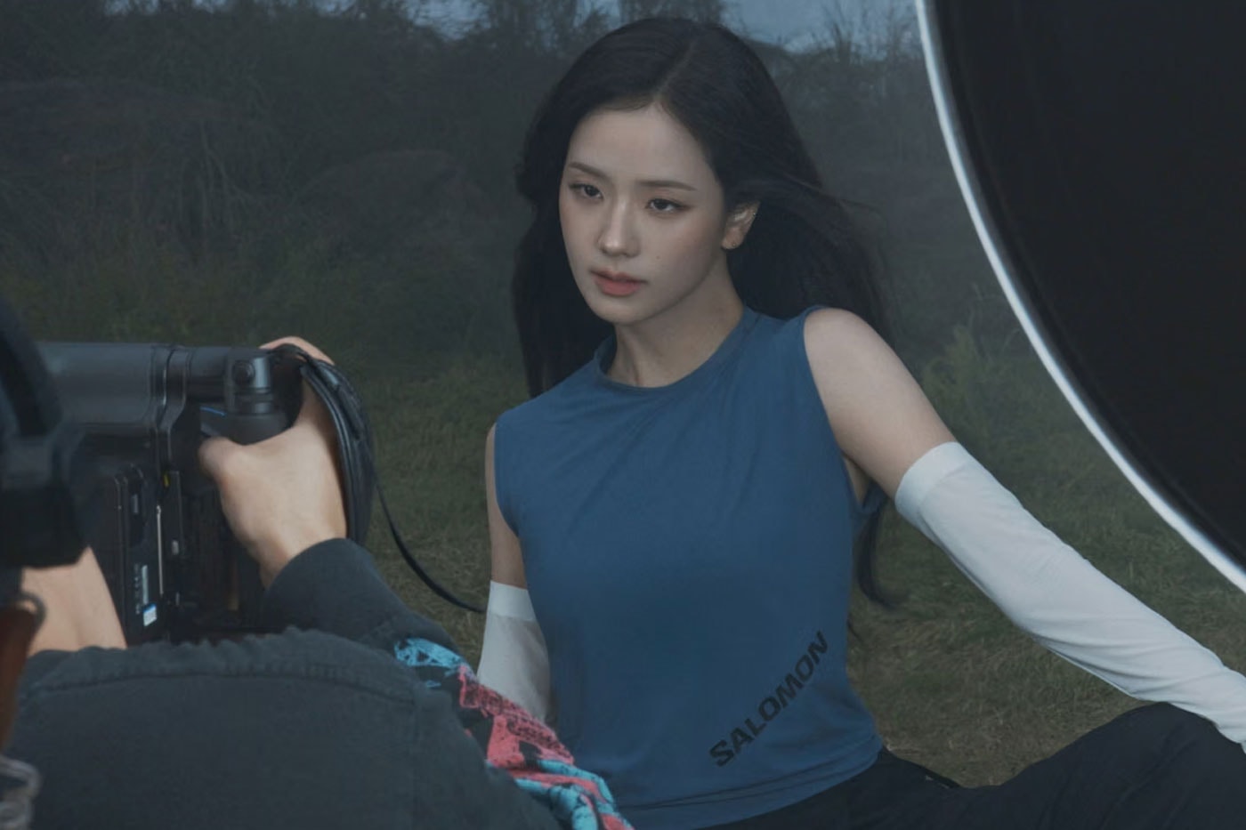 JISOO Salomon çekiminde kamera önünde