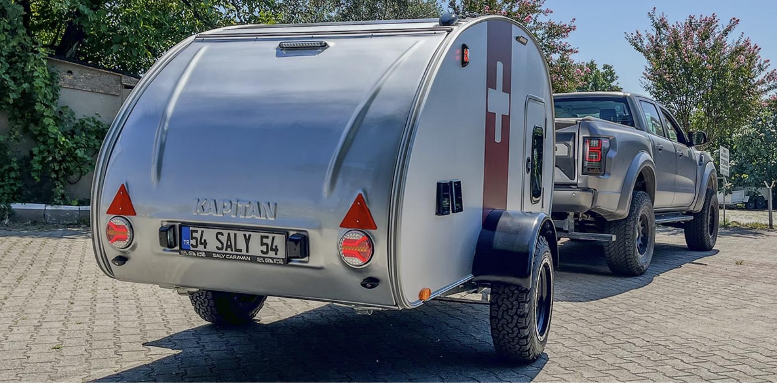 Alu-Line alüminyum kabuklu teardrop karavan pikapla çekilirken