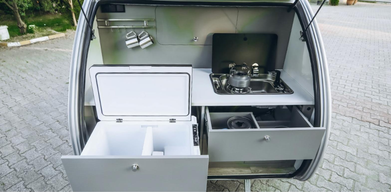 Kapitan Off-Road karavan arka mutfağı, ocak, evye ve buzdolabı çekmecesi