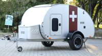 Kapitan Off-Road karavan dış görünümü, beyaz GRP kabuk ve arazi lastikleri