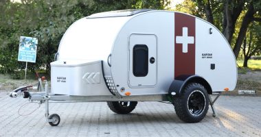 Kapitan Off-Road karavan dış görünümü, beyaz GRP kabuk ve arazi lastikleri