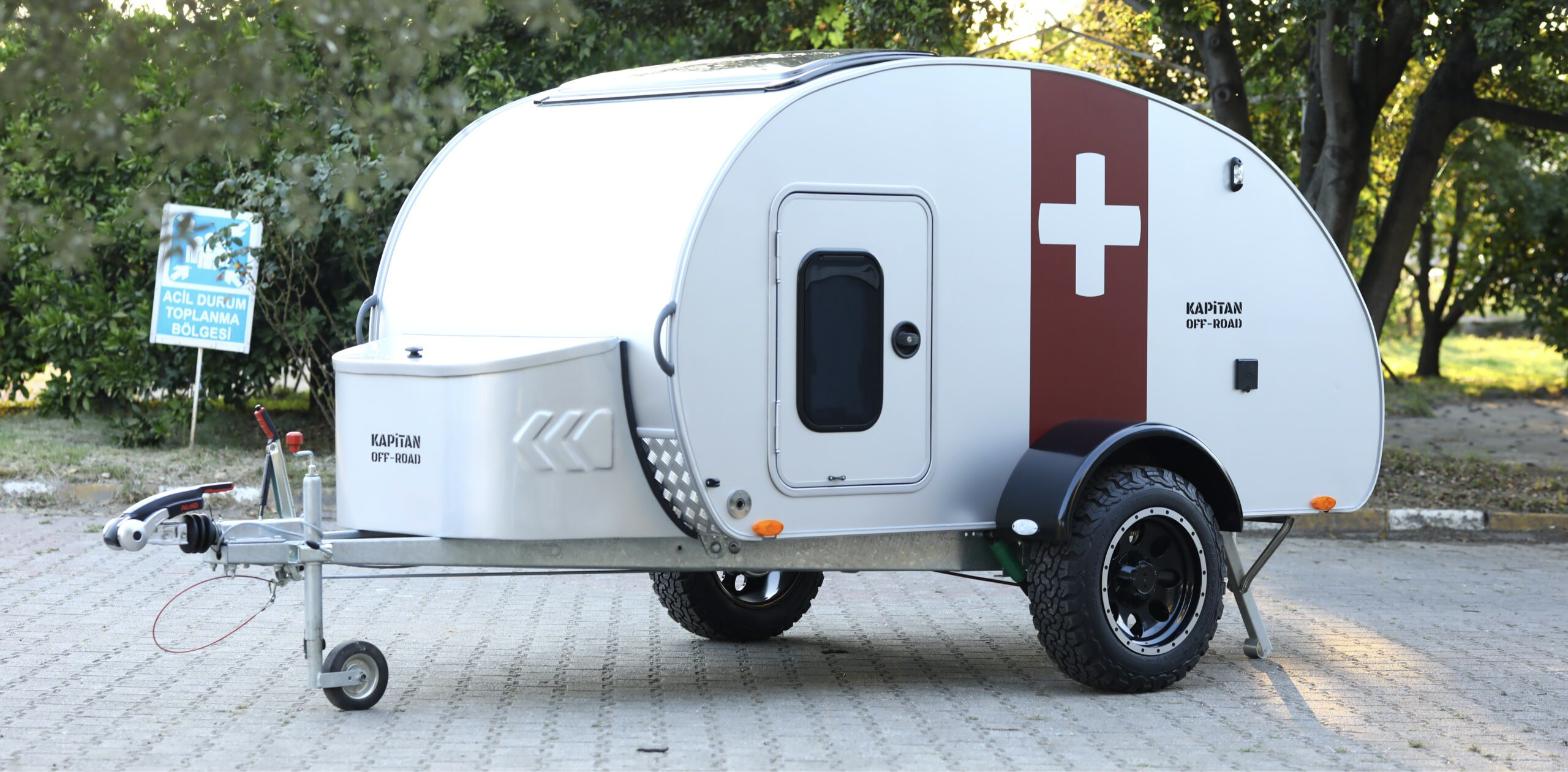 Kapitan Off-Road karavan dış görünümü, beyaz GRP kabuk ve arazi lastikleri