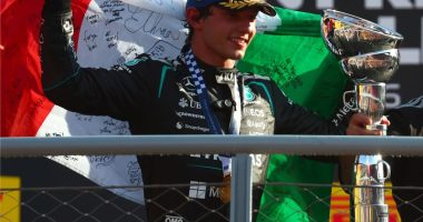 Kimi Antonelli Monza podyumunda kupasını kaldırırken
