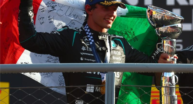 Kimi Antonelli Monza podyumunda kupasını kaldırırken