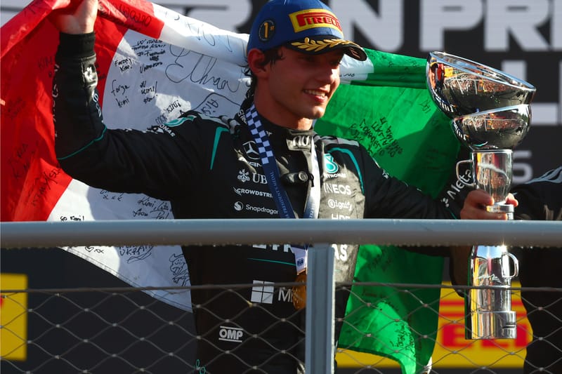 Kimi Antonelli Monza podyumunda kupasını kaldırırken
