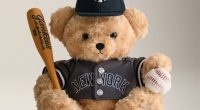 Kith New York Yankees koleksiyonunun forma ve şapka giyen oyuncak ayısı