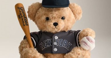 Kith New York Yankees koleksiyonunun forma ve şapka giyen oyuncak ayısı