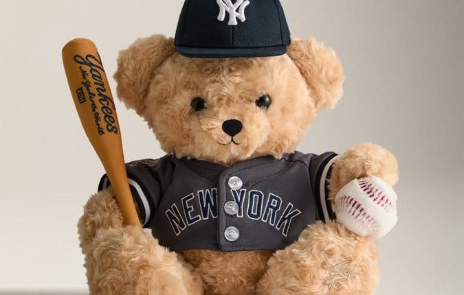 Kith New York Yankees koleksiyonunun forma ve şapka giyen oyuncak ayısı