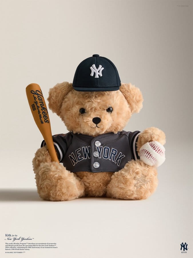 Kith New York Yankees koleksiyonunun forma ve şapka giyen oyuncak ayısı