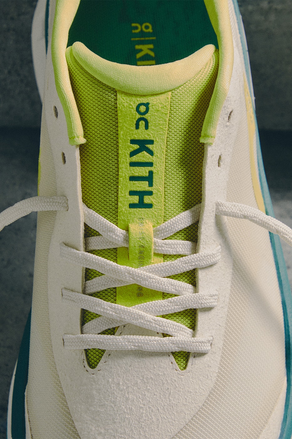 K-Tech 3 Ivory/Storm dil detayı ve Kith logosu