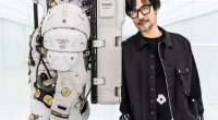 Hideo Kojima, stüdyo maskotu LUDENS heykelinin yanında