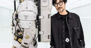 Hideo Kojima, stüdyo maskotu LUDENS heykelinin yanında