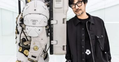 Hideo Kojima, stüdyo maskotu LUDENS heykelinin yanında