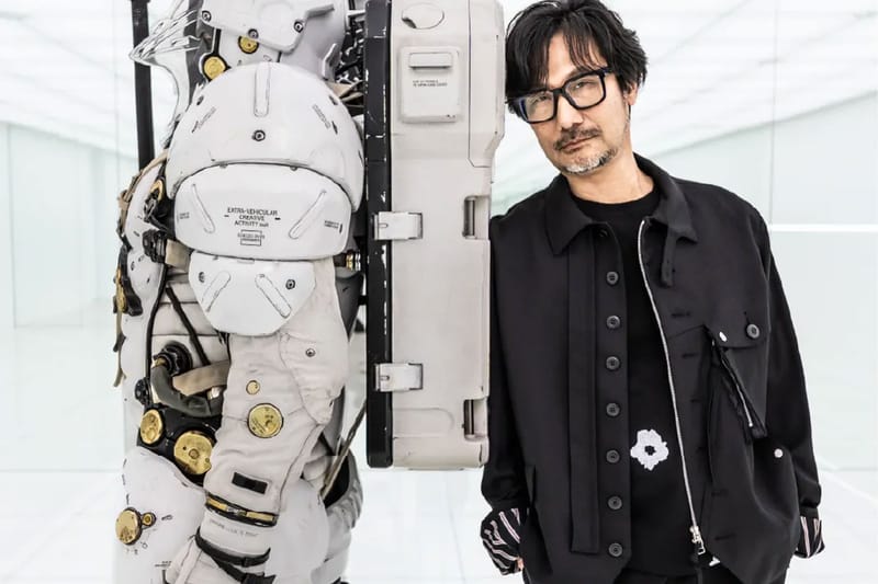 Hideo Kojima, stüdyo maskotu LUDENS heykelinin yanında