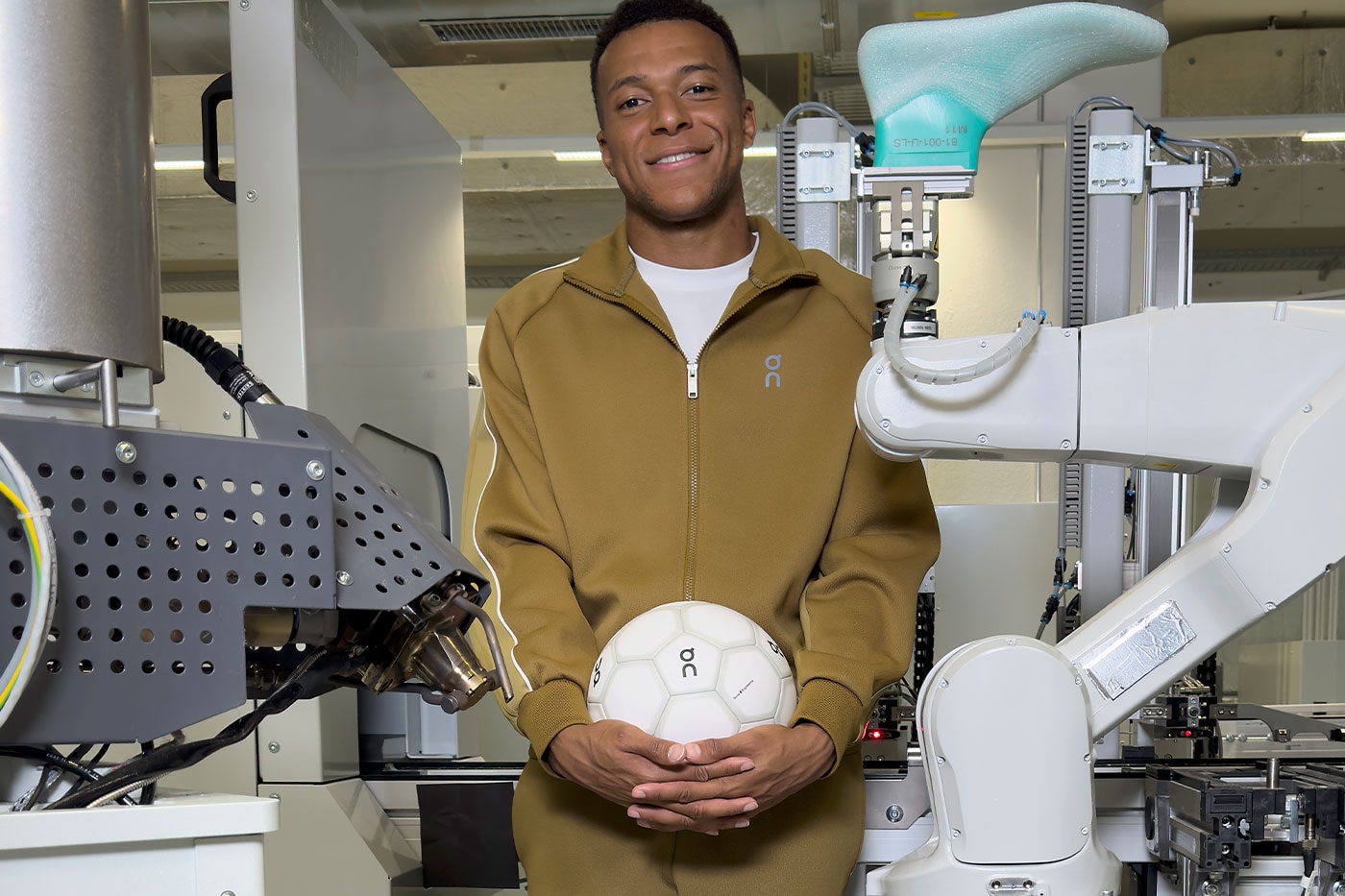 Zürih’teki On Labs’ta robot kolların önünde Mbappé