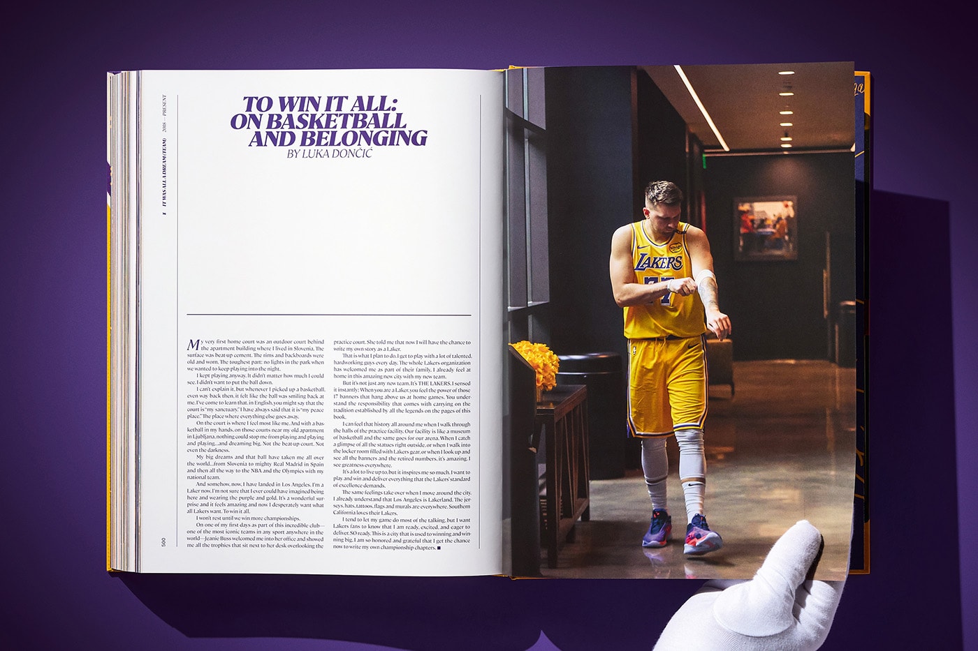 Deneme sayfası ve koridorda yürüyen Lakers oyuncusu
