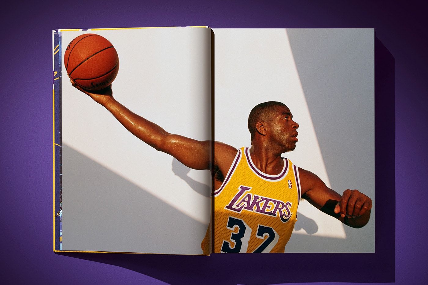 Magic Johnson fotoğrafının yer aldığı kitap sayfası